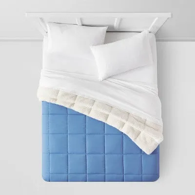 Reversible Blue Faux Shearling Microfiber Comforter for Full/Queen - Room. Open Box Optimize