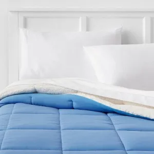 Reversible Blue Faux Shearling Microfiber Comforter for Full/Queen - Room. Open Box Optimize
