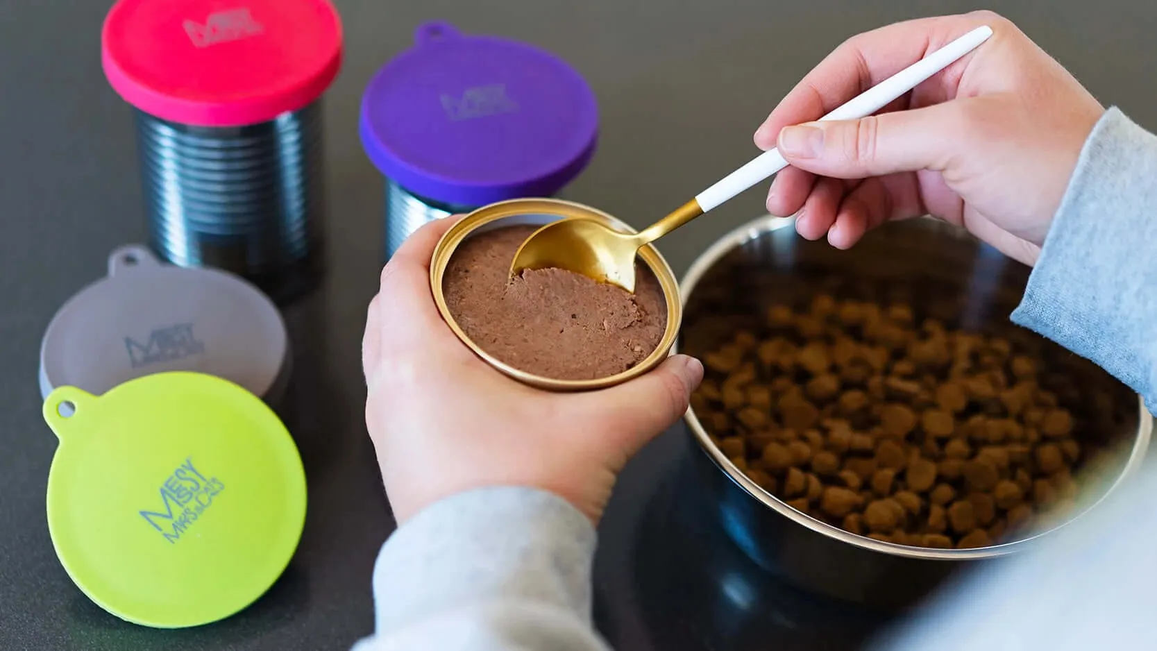 Silicone Universal Cat Food and Dog Food Can Cover, Fits 2.5" to 3.3"
